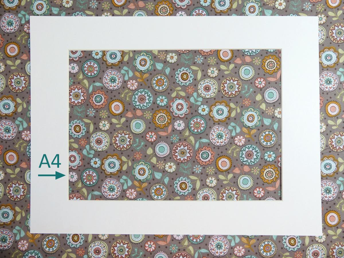 Patchworkstoff aus der Serie Doodle Days mit Kreisen und Blumen auf taupe farbenen Untergrund von Makower. A4 Ansicht